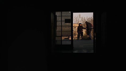 Monsieur Na visitant son ancienne usine dans un autre beau plan