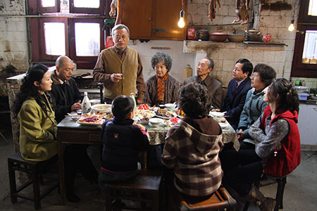 Scène de table en famille