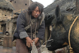 Niu Er interprété par Huang Bo (黄渤) et sa vache