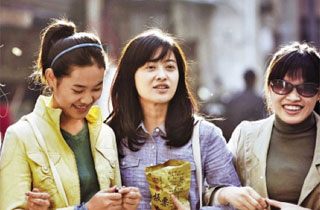 L'actrice Mei Ting (au centre) dans le dernier film de Lou Ye (娄烨), « Blind Massage » (推拿)
